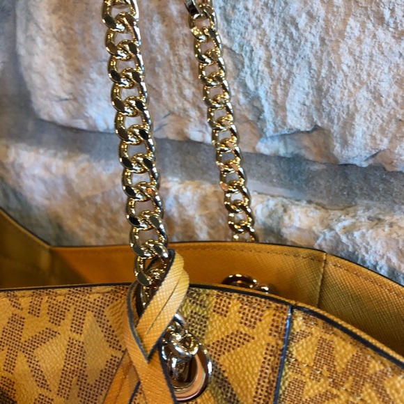 Michael Kors Jet Set Shoulder Bag - Picture 5 of 8